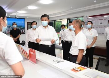 XI Jinping bertemu dengan masyarakat di Wuhan, China pada 28 Jun lalu. - XINHUA
