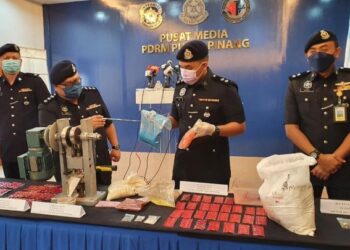 MUSTAFA KAMAL GANI Abdullah menunjukkan pelbagai jenis dadah yang dirampas daripada satu sindiket yang menjadikan sebuah rumah teres tiga tingkat di Georgetown, Pulau Pinang sebagai makmal dadah.