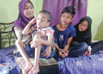 NURUL Fazida Mokhtar bersama tiga anaknya yang dikategorikan sebagai OKU di rumah mereka di Kampung Bukit Diman, Hulu Terengganu.Terengganu. - UTUSAN/NOOR HAYATI MAMAT