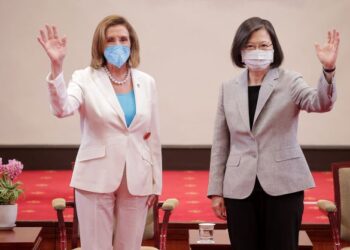 NANCY Pelosi bersama Tsai Ing-wen melambaikan tangan di Pejabat Presiden Taiwan di Taipei. - AFP