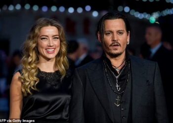 AMBER Heard (kiri) bersama Johnny Depp (kanan). - AFP