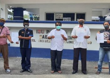 ZAZALI Alias (tengah) bersama wakil beberapa buah lagi NGO menunjukkan salinan laporan polis yang dibuat mereka di IPD Seremban, Seremban hari ini.