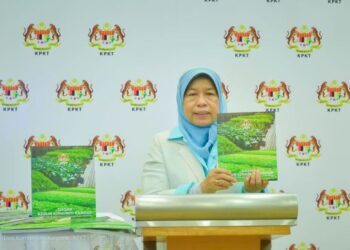 ZURAIDA Kamaruddin menunjukkan buku DKKB ketika melancarkan dasar itu secara maya di Facebook KPKT.