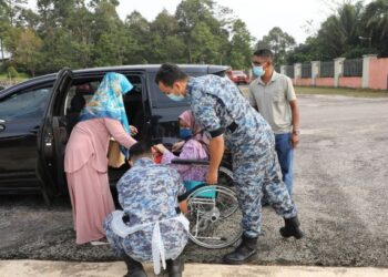 ANGGOTA tentera membantu penduduk Panching yang hadir ke CIMIC, Program Imunisasi Covid-19, di Dewan Semai Bakti Felda Panching Selatan di Kuantan, Pahang. - FOTO IHSAN ATM