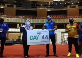 WAN Ahmad Fayhsal bergambar bersama Pengurus PPV UiTM Shah Alam, Dr. Zaiton Nasir ketika mengadakan lawatan di PPV itu yang memasuki hari ke-44 operasinya sejak dibuka pada Jun lalu. - UTUSAN / MOHAMAD ATHIR ISMAIL