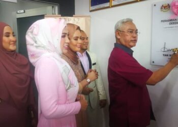 NOH Omar melancarkan Produk Penyembur Fabrik Keluaran Syarikat DeeDat Air Care di Bandar Botanik, Klang, hari ini.