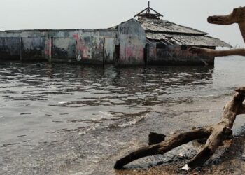 MASJID Wal Adhuna di Muara Baru, Jakarta Utara dikelilingi air laut sejak 2009. – AGENSI
