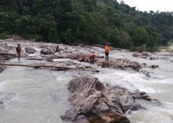 OPERASI mencari dan menyelamat mangsa lemas di kawasan Air Terjun Lata Rek sebelum mangsa ditemukan lemas hari ini. - FOTO/IHSAN BOMBA