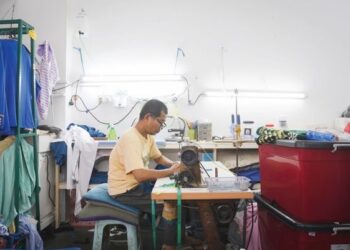 PERUSAHAAN kecil dan sederhana perlu dibantu dari segi pemindahan teknologi, bantuan kewangan serta bantuan daripada pakar. - UTUSAN/SHIDDIEQIIN ZON