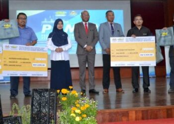 AZMAN Mohd. Yusof (tengah) bergambar bersama wakil penerima agihan Wakalah Zakat Korporat dan Tanggungjawab Sosial Korporat (CSR) SSM sempena Program Usahawan Muda 2022 (PUM22) Peringkat Negeri Sembilan di Politeknik Nilai, Nilai, Seremban hari ini.-UTUSAN/ZAKKINA WATI AHMAD TARMIZI.