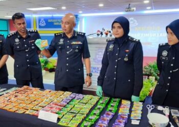 SOFFIAN SANTONG (tengah) menunjukkan dadah yang dibungkus di dalam pek minuman yang dirampas daripada satu sindiket dalam sidang akhbar di IPD Timur Laut, George Town, Pulau Pinang hari ini.