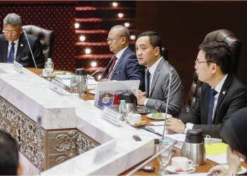 ONN Hafiz Ghazi mempengerusikan mesyuarat berkaitan pelaburan di Negeri Johor di Johor Bahru, semalam.