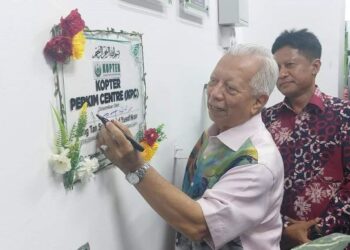 DR. Mohd. Yusof Noor ) menandatangani plak perasmian pejabat baharu Koperasi Perkim Terengganu Berhad (Kopter), Kuala Terengganu, semalam. - UTUSAN/KAMALIZA KAMARUDDIN