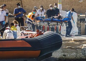 PASUKAN penyelamat membantu pendatang asing yang terselamat di Pulau Lampedusa di Itali minggu lalu.-AGENSI