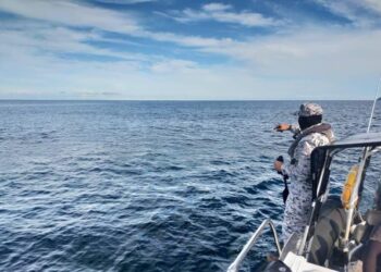 Operasi mencari dan menyelamat bagi mengesan nelayan yang hilang ketika memancing berhampiran Pulau Dinawan Kinarut di Papar hari ini.-IHSAN Maritim Malaysia.