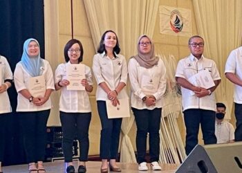 LIMA calon wanita yang ditampilkan Warisan semasa pengumuman calon di Kota Kinabalu semalam.