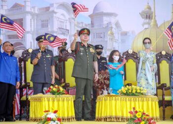 SULTAN Nazrin Muizzuddin Shah (tiga dari kiri) dan Tuanku Zara Salim (dua dari kanan) mengibarkan bendera dalam majlis sambutan Hari Kebangsaan 2022 peringkat negeri di Ipoh, baru-baru ini. – UTUSAN/ MUHAMAD NAZREEN SYAH MUSTHAFA