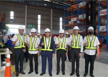 PENGERUSI Kumpulan UMW Holdings Berhad, Tan Sri Hamad Kama Piah Che Othman bersama pengurusan tertinggi UMW Holdings di Pusat Perkhidmatan Pelanggan baharu Kumpulan di Kota Kemuning, Shah Alam.