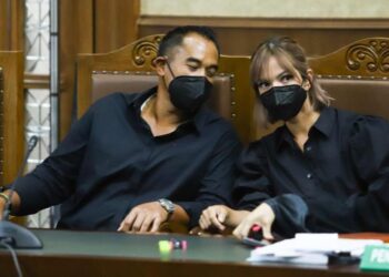NIA RAMADHANI (kanan) dan suaminya ketika menghadiri kes perbicaraan di mahkamah. - AGENSI