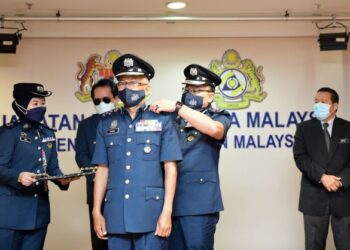ABDUL Latif Abdul Kadir memakaikan pangkat kepada Abdul Wahabi Abdullah dalam majlis penyerahan watikah pelantikan barisan pengurusan tertinggi JKDM baharu di Ibu Pejabat JKDM, Putrajaya.