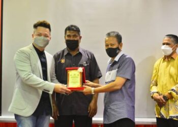 DAVID Mak (kiri) menerima plak penghargaan daripada Yaakob Zaidin (dua dari kanan) pada majlis Pelancaran Koperasi Majlis Guru Besar Pahang Berhad di Kuantan, Pahang. - FOTO/SHAIKH AHMAD RAZIF