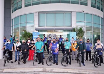YUSERRIE Zainuddin (depan, tiga dari kiri) bersama pengamal media yang hadir pada Program Jelajah Kampus Hijau Bersama Media di Universiti Malaysia Pahang (UMP) kampus Pekan di Pekan, Pahang.