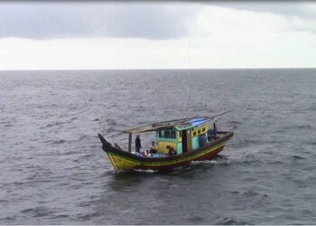 SEBUAH bot nelayan dari Indonesia yang dikendalikan empat kru termasuk tekong dari negara tersebut ditahan Maritim Malaysia Pulau Pinang di Pulau Kendi semalam kerana menceroboh perairan negara.