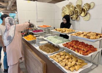 Rumah terbuka menyajikan pelbagai hidangan lazat. Pertambahan berat badan boleh berlaku apabila individu makan berlebihan dengan jumlah kalori yang tinggi. – Gambar Hiasan