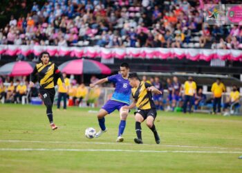 AKSI skuad negara ketika mengikat Thailand 2-2 dalam peringkat kumpulan di Stadium Universiti Ubon Ratchathani.