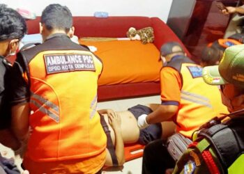 PASUKAN paramedik memberikan rawatan kecemasan kepada mangsa di rumahnya di Denpasar, Bali. - AGENSI