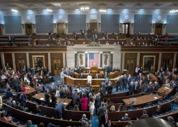 ANGGOTA Kongres meninggalkan dewan selepas tiga pusingan undian gagal memilih Speaker Dewan Perwakilan baharu di bangunan Capitol di Washington, D.C. - AGENSI 