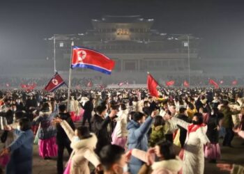 RAKYAT Korea Utara menyambut tahun baharu di Pyongyang.-AGENSI