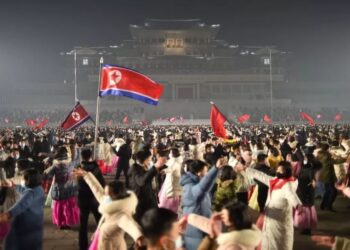 RAKYAT Korea Utara menyambut tahun baharu di Pyongyang.-AGENSI