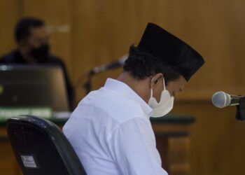 HERRY Wirawan hanya tertunduk ketika hukuman mati dijatuhkan ke atasnya pada April lalu.-AGENSI
