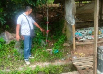 SEORANG lelaki menunjukkan lokasi bayi baru lahir yang ditemukan di kawasan kolam pancing Barokah Sekopek.-AGENSI