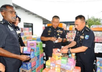 KAMARUL ZAMAN MAMAT melihat sebahagian daripada pelbagai jenis cecair vape dan peranti bernilai RM1.55 juta yang dirampas dalam OP Bersepadu Kontraban di Markas Pasukan Polis Marin Wilayah Dua, Tampoi Johor Bahru.