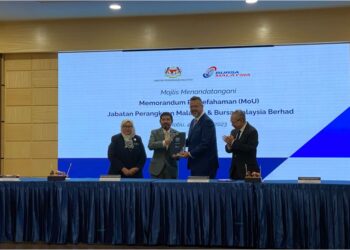 MOHD. Uzir Mahidin  (dua kiri) dan Muhamad Umar Swift bertukar dokumen kerjasama disaksikan oleh Abdul Wahid Omar (kanan) dan Timbalan Ketua Perangkawan, Datin Seri Rozita Talha di Kuala Lumpur, semalam.