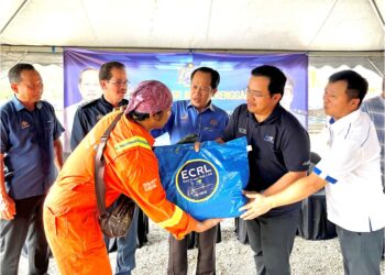 Dari kanan: Deng Bo bersama Ketua Pegawai Eksekutif MRL, Datuk Seri Darwis Abdul Razak dan Timbalan Menteri Kewangan, Datuk Seri Ahmad Maslan menyampaikan bantuan bencana banjir kepada mangsa banjir di Pantai Timur.