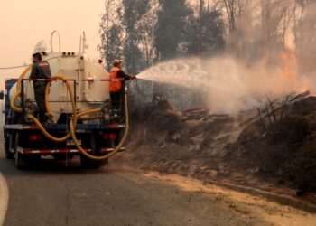 SEORANG pekerja cuba memadamkan kebakaran di Santa Juana, wilayah Concepcion di Chile. - AFP 