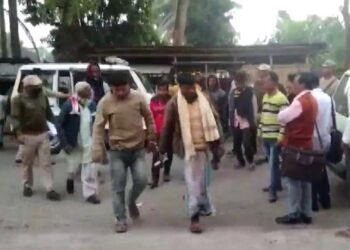 BEBERAPA lelaki yang didakwa terlibat dalam perkahwinan kanak-kanak ditahan polis di Guwahati. - ANI 