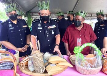 OMAR Bakhtiar (tengah) melihat hasil kraftangan yang dihasilkan penduduk Kampung Orang Asli Ulu Bekor pada HPP di Kuala Kangsar hari ini. -  UTUSAN/MOHAMAD HAFIZI MOHD. SAID