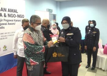 MAZLAN Lazim (kiri) menyampaikan sumbangan peralatan ekektrik dan wang tunai kepada pegawai polis yang terjejas banjir di Ibu Pejabat Polis Daerah Temerloh di Temerloh, Pahang. - FOTO/SALEHUDIN MAT RASAD