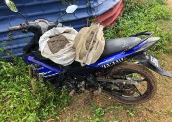 SEBUAH motosikal bersama benih kerang yang dirampas oleh Jabatan Perikanan Selangor di pantai sekitar Assam Jawa, Kuala Selangor, Selangor, semalam.