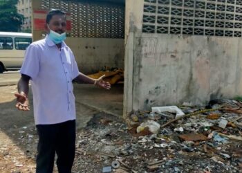 A. Selvakumaran menunjukkan tempat pengumpulan sampah pukal yang sudah pun dibersihkan selepas terbiar lebih sebulan di Flat Pandamaran Jaya di Klang, Selangor.