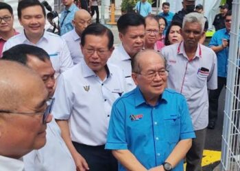 UGGAH meninjau lokasi saluran paip gas asli yang dipasang untuk membekalkan gas kepada peniaga di pusat komersial berkenaan di Miri, hari ini.