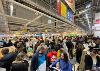 ORANG ramai sanggup beratur panjang semasa membuat pembayaran di gedung IKEA di Moscow.-TWITTER