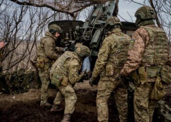 TENTERA Ukraine memuatkan peluru ke dalam howitzer Msta-B untuk melancarkan serangan ke arah kedudukan pasukan tentera Russia, di bandar Bakhmut. - AFP 