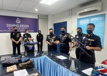 AHSMON Bajah (kanan) menunjukkan antara peralatan yang digunakan suspek dalam kegiatan pecah rumah dan memecahkan mesin layan diri bagi tujuan mengambil wang.