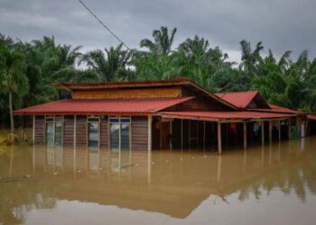 KAMPUNG Parit Penghulu di Jasin, Melaka antara kawasan terjejas banjir akibat hujan lebat berterusan sejak Selasa lalu. – FOTO/HADI AB. MANAP