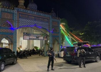 ANGGOTA polis lengkap bersenjata berkawal di hadapan Masjid Agung Lhoksukon, Aceh Utara, Indonesia. - AGENSI